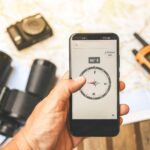 Zbliżenie ręki trzymającej smartfon