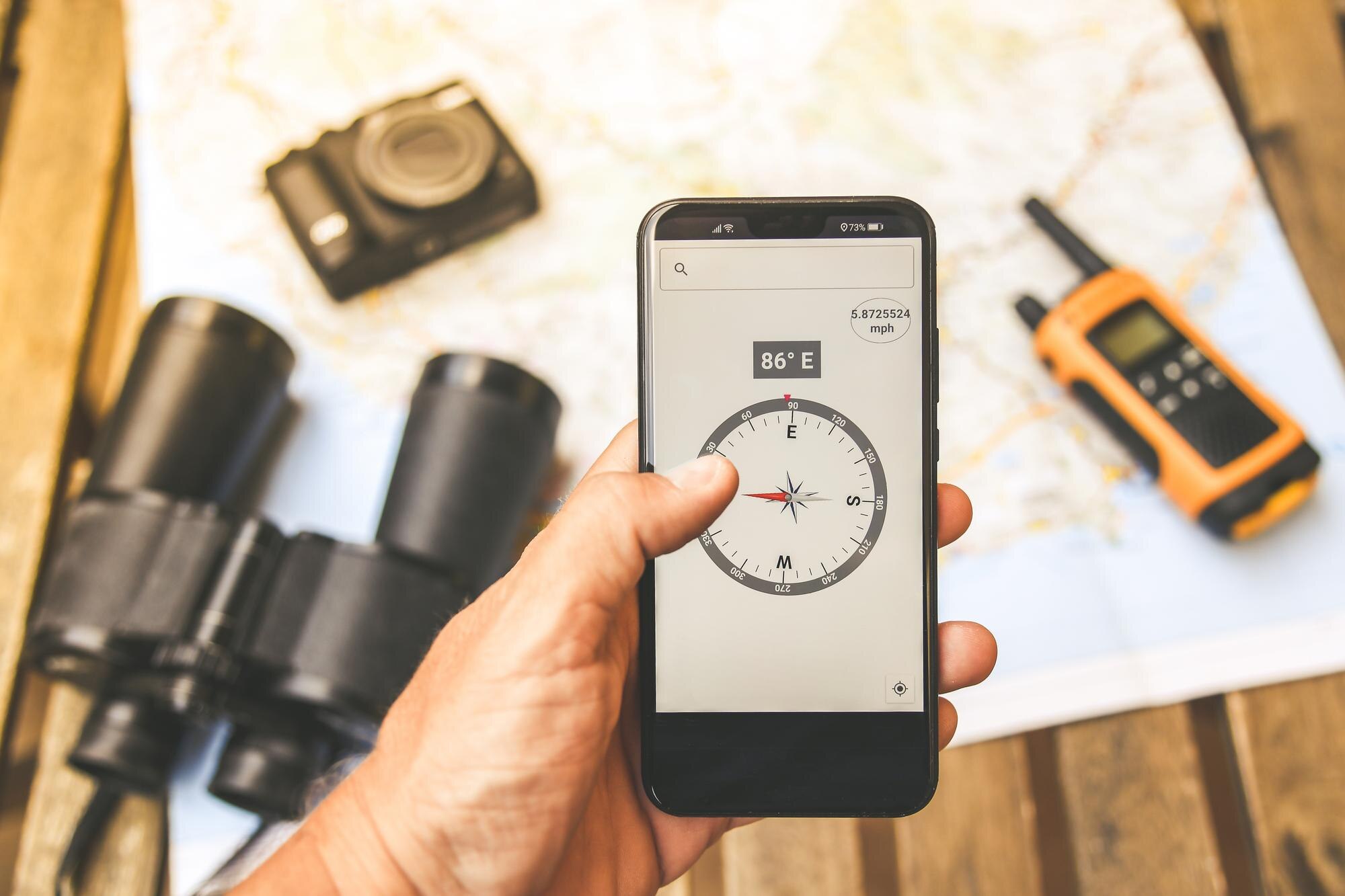 Zbliżenie ręki trzymającej smartfon