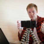 Młody Przystojny Mężczyzna Hipster Picia Kawy Podczas Vlogowania W