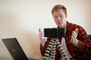 Młody Przystojny Mężczyzna Hipster Picia Kawy Podczas Vlogowania W