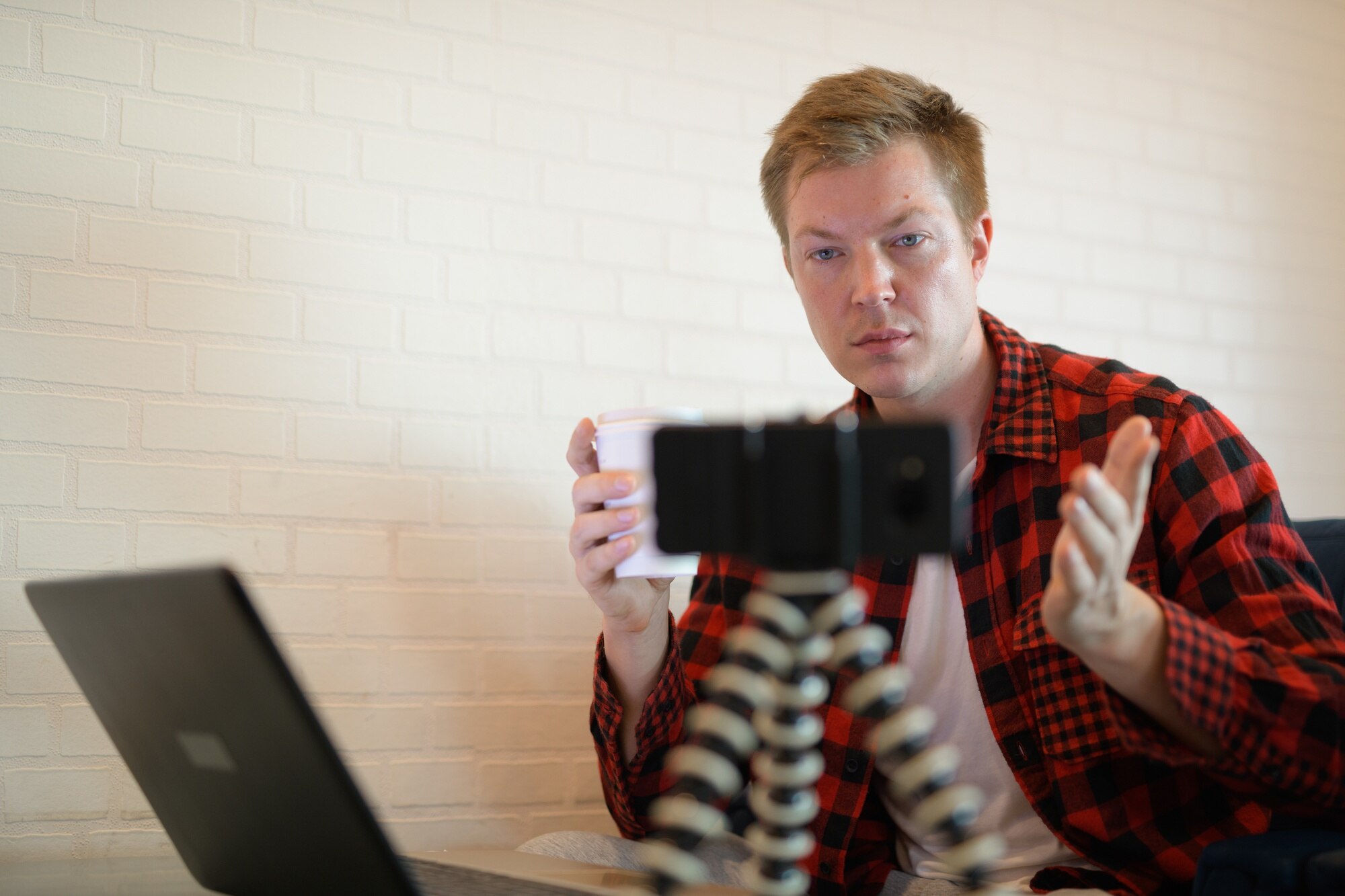 Młody Przystojny Mężczyzna Hipster Picia Kawy Podczas Vlogowania W