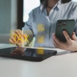 Księgowy oblicza podatek na tabletie Audytor pracuje nad księgowością podatkową w biurze