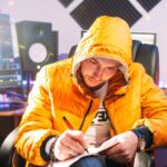 DJ pisze nowe teksty w studiu nagraniowym