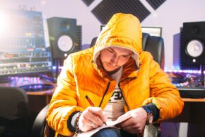 DJ pisze nowe teksty w studiu nagraniowym