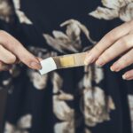 Młoda kobieta za pomocą medycznego plastra na palcu