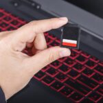 Zbliżenie osoby używającej telefonu komórkowego