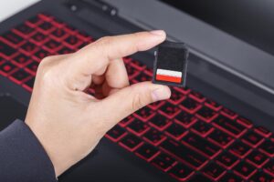 Zbliżenie osoby używającej telefonu komórkowego