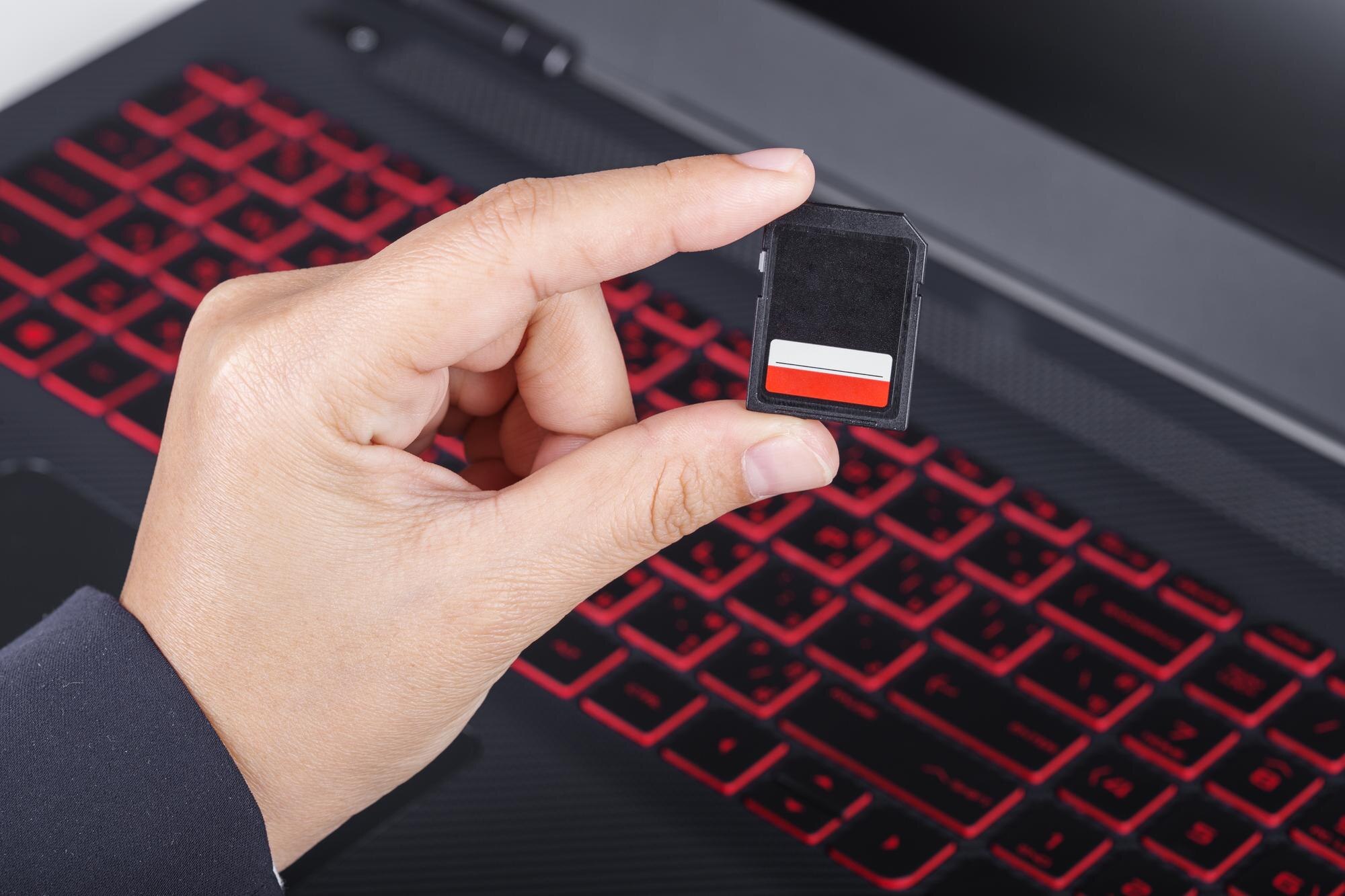Zbliżenie osoby używającej telefonu komórkowego