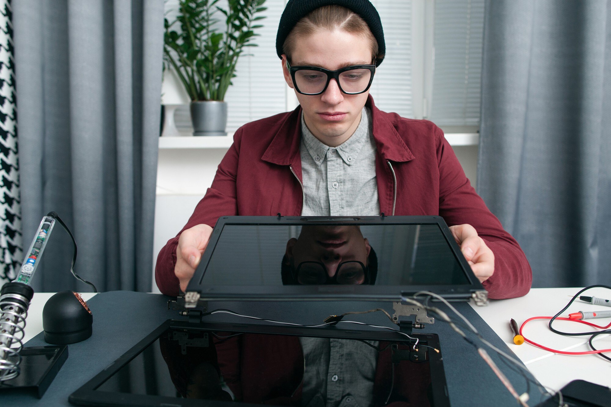 Porównanie ekranów laptopów z wolną przestrzenią.