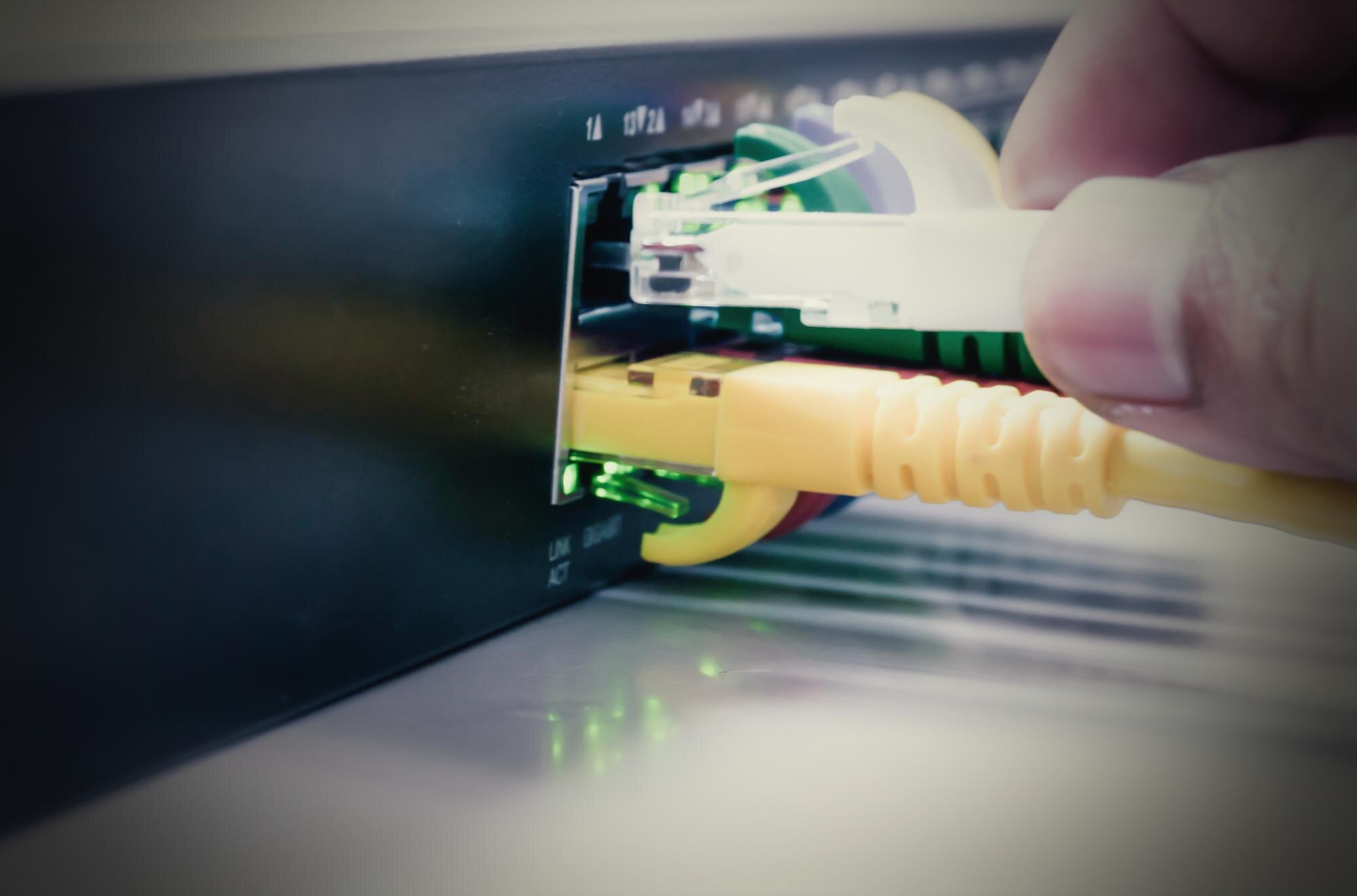 Odcięta ręka osoby wkładającej kabel do maszyny