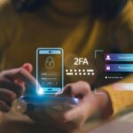 2FA zwiększa bezpieczeństwo konta TwoFactor Authentication futurystyczny ekran wirtualnego interfejsu wyświetlający koncepcję 2FA Prywatność chroni dane i bezpieczeństwo cybernetyczne