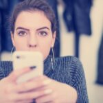 studentka używająca telefonu komórkowego