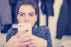 studentka używająca telefonu komórkowego