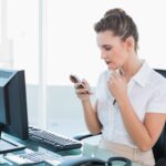 Rozważny bizneswoman używa telefon komórkowego