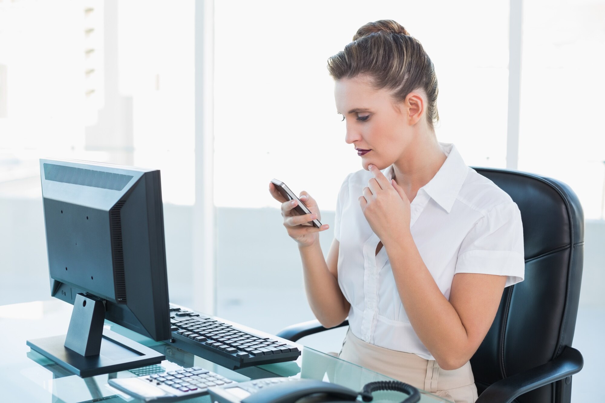 Rozważny bizneswoman używa telefon komórkowego