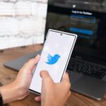 Chiangmai, Tajlandia - 06 czerwca 2021: kobieta trzyma smartphone mobile z logo Twittera na ekranie. Twitter to usługa online w mediach społecznościowych do mikroblogowania i komunikacji sieciowej.