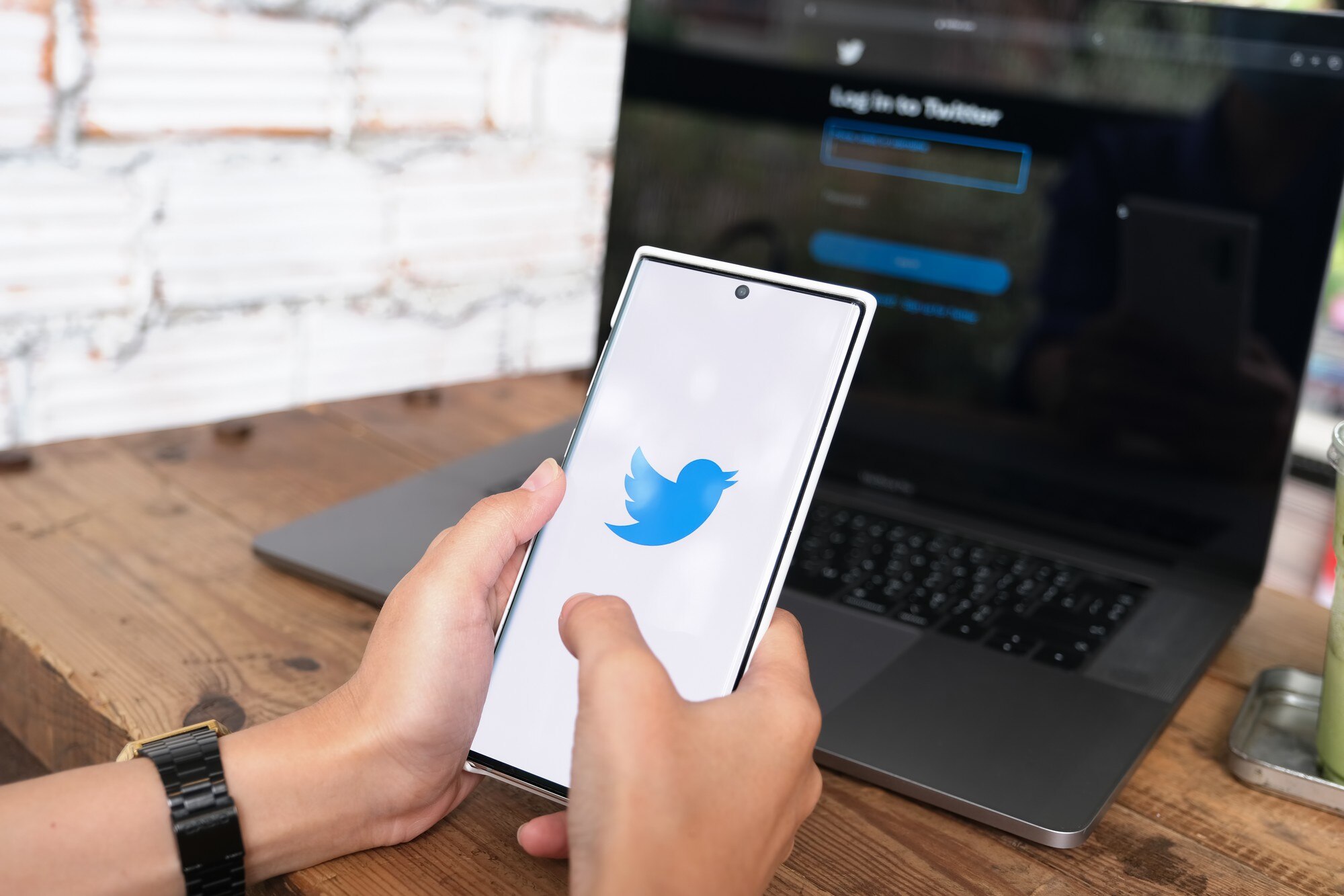 Chiangmai, Tajlandia - 06 czerwca 2021: kobieta trzyma smartphone mobile z logo Twittera na ekranie. Twitter to usługa online w mediach społecznościowych do mikroblogowania i komunikacji sieciowej.