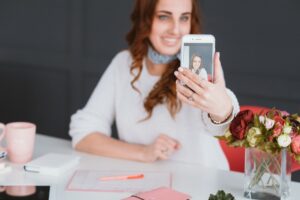 wolność freelancera. Praca w domu. styl życia blogera. kobieta robi zdjęcia