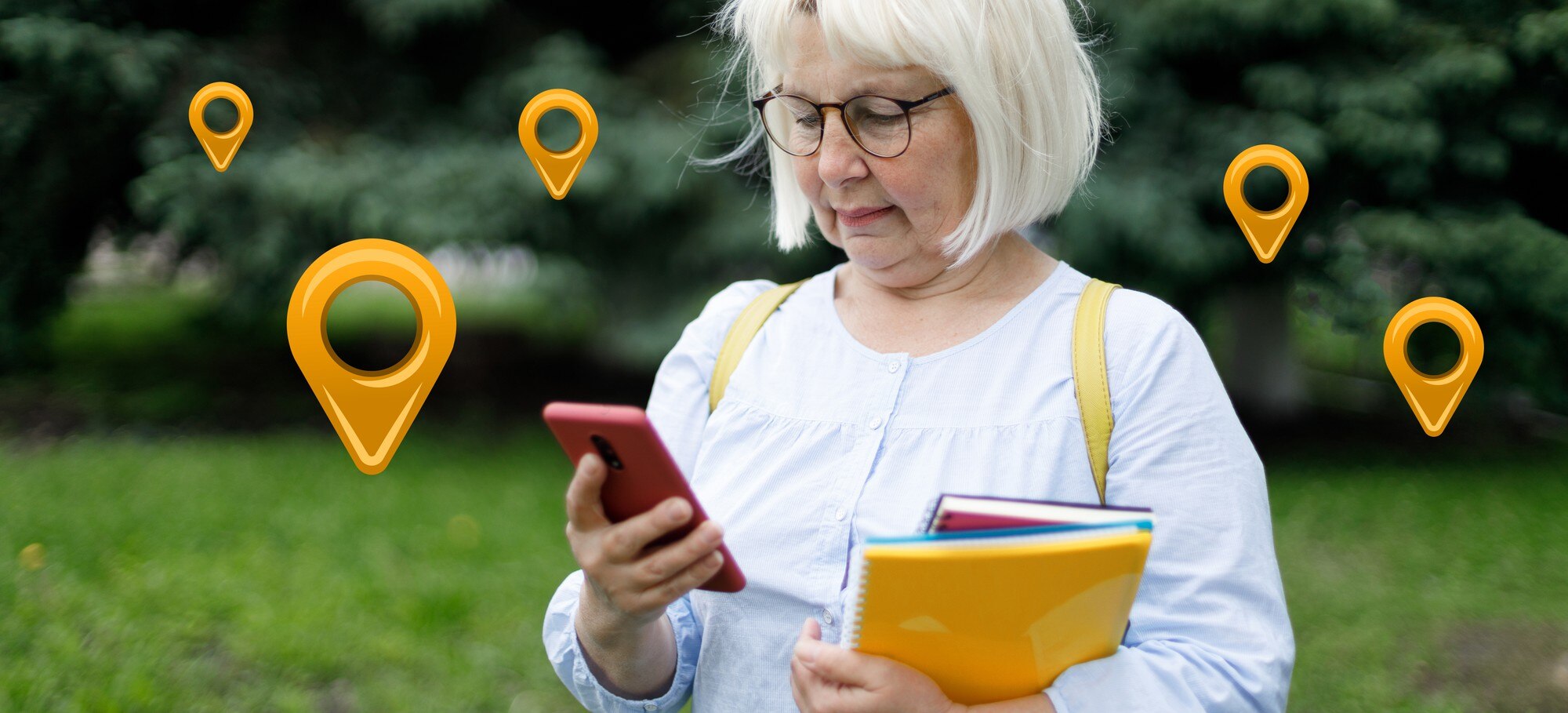 Ręce kobiety używają mapy w aplikacji na telefon komórkowy, aby wyszukać lokalizację trasy miejsca