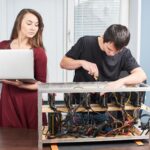Młody mężczyzna i kobieta zakładają farmę kart wideo do wydobywania kryptowalut
