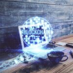 Wielokrotna ekspozycja hologramu i stołu z motywem blockchain i kryptowaluty z tłem komputera Koncepcja kryptowaluty bitcoin