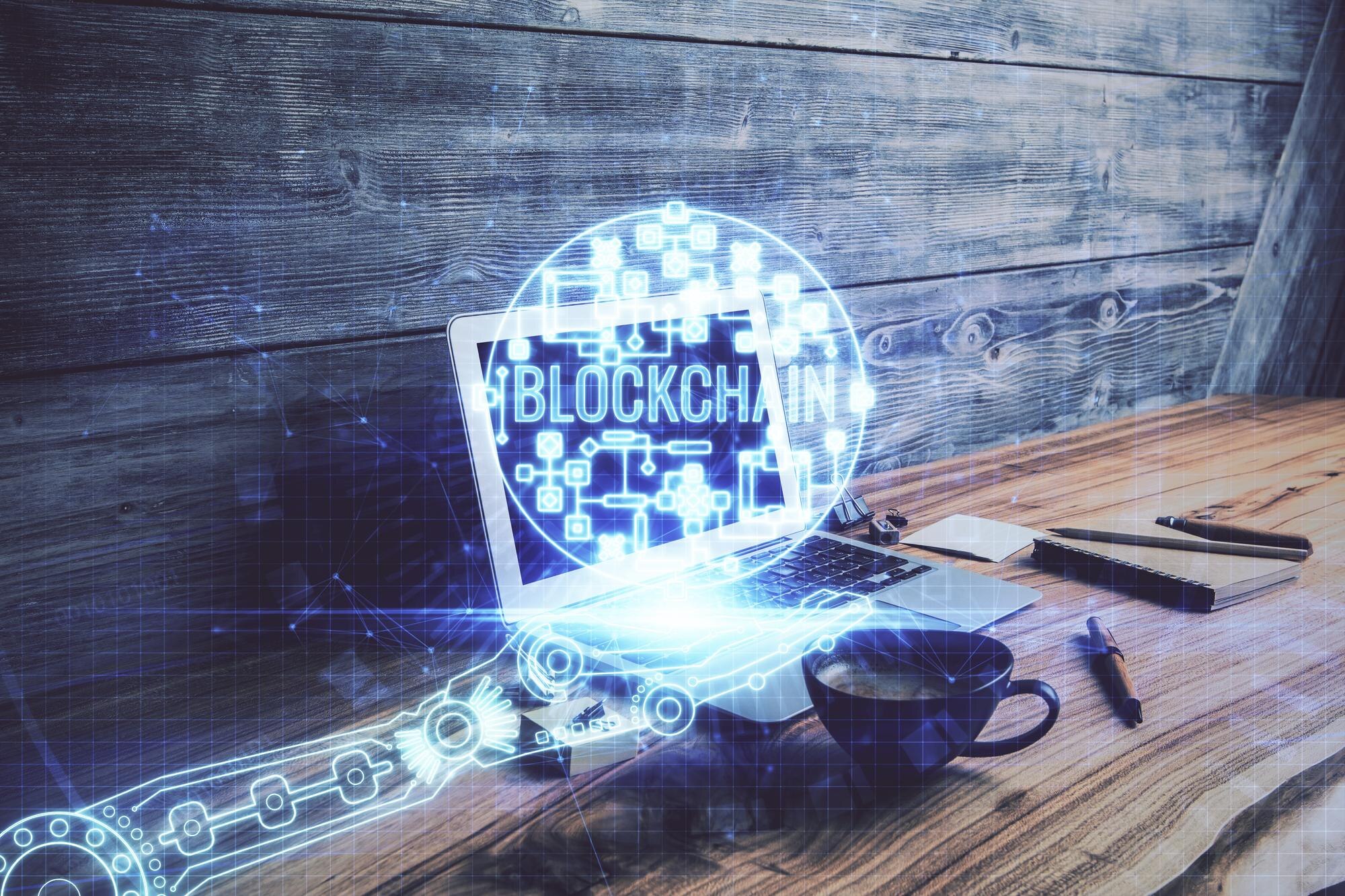 Wielokrotna ekspozycja hologramu i stołu z motywem blockchain i kryptowaluty z tłem komputera Koncepcja kryptowaluty bitcoin