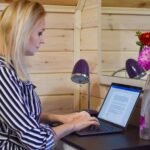 bizneswoman pracująca na laptopie myśli w pracy na odległość, praca na odległość i szkolenie