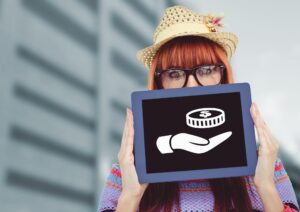 Kobieta trzyma tablet z ręką dając ikonę pieniędzy