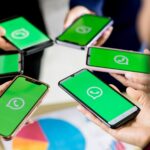 Bangkok/Tajlandia – 6 sierpnia 2021 r.: Ludzie trzymają smartfony różnych marek i różnych systemów operacyjnych z logo WhatApp, popularnych aplikacji do przesyłania wiadomości w sieciach społecznościowych.