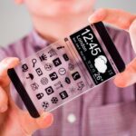 Smartfon (phablet) z przezroczystym wyświetlaczem w ludzkich rękach. Koncepcja aktualna przyszłość innowacyjne pomysły i najlepsze technologie ludzkości.