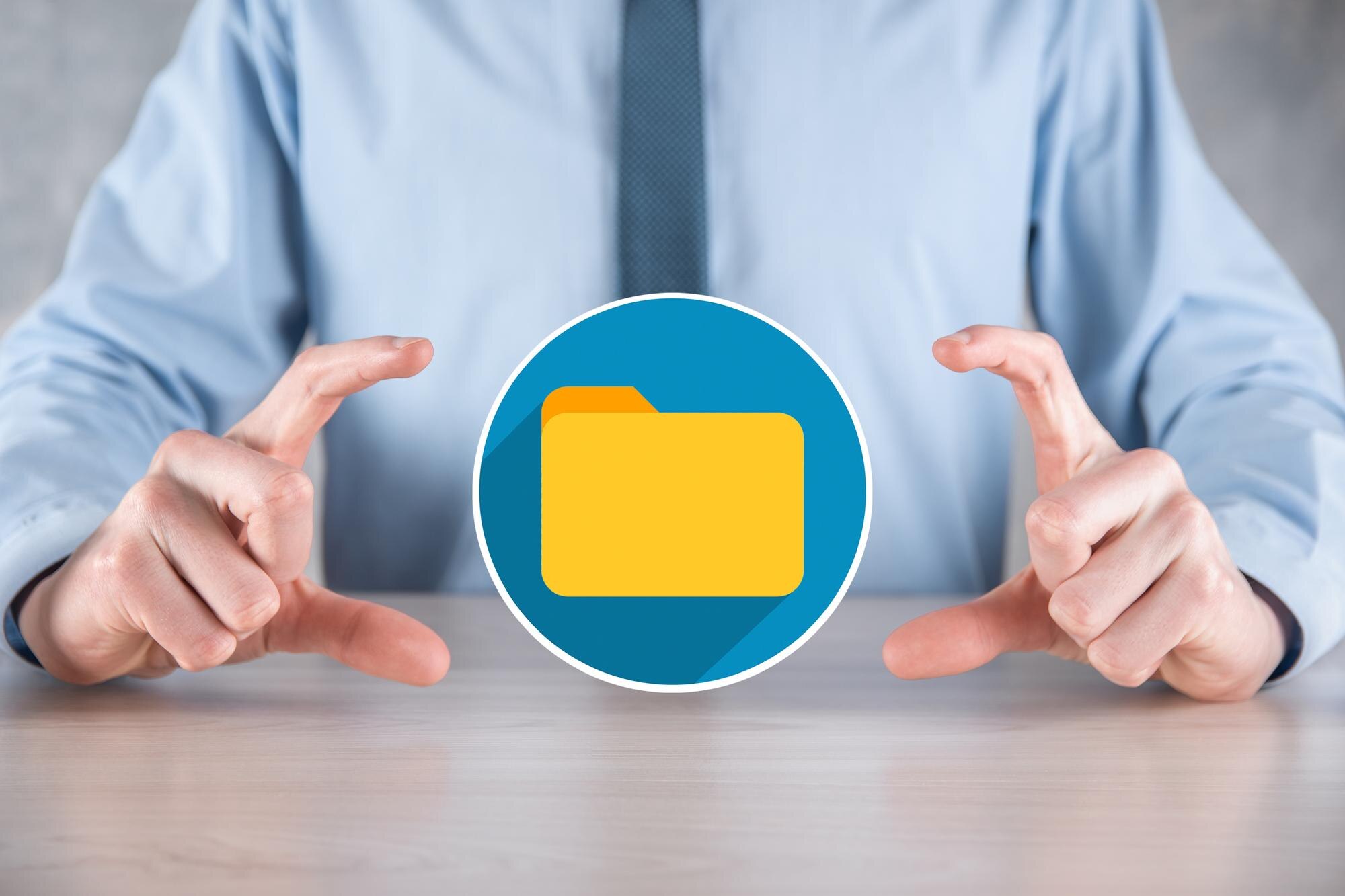 Biznesmen przytrzymaj ikonę folderuDocument Management System lub konfiguracja DMS przez konsultanta IT z nowoczesnym komputerem wyszukują zarządzanie informacjami i plikami firmowymiPrzetwarzanie biznesowe