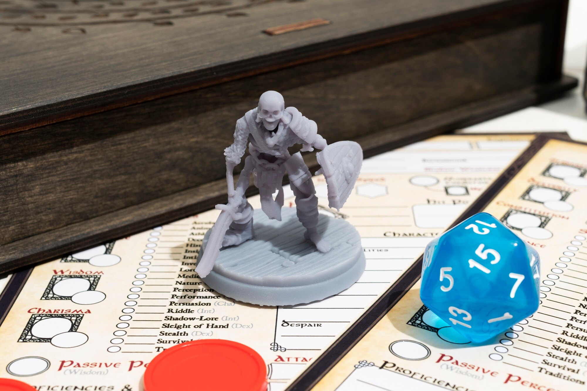 Martwa natura obiektów z arkuszem gry RPG