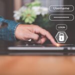 Biznesmen logujący się za pośrednictwem laptopa cyfrowe zabezpieczenia odblokowanie lub szyfrowanie koncepcje bezpieczne lo