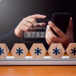 Dwuetapowe uwierzytelnianie lub koncepcja 2FA Numery kodów weryfikacyjnych z ikoną klucza pojawiają się, gdy biznesmen używa smartfona do potwierdzenia strony hasła Weryfikacja tożsamości technologia bezpieczeństwa cybernetycznego