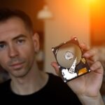 Mężczyzna trzymający w dłoni dysk HDD
