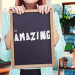 Złożony obraz uśmiechniętej hipsterki trzymającej tablicę