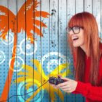 Złożony obraz uśmiechniętej hipsterki grającej w gry wideo