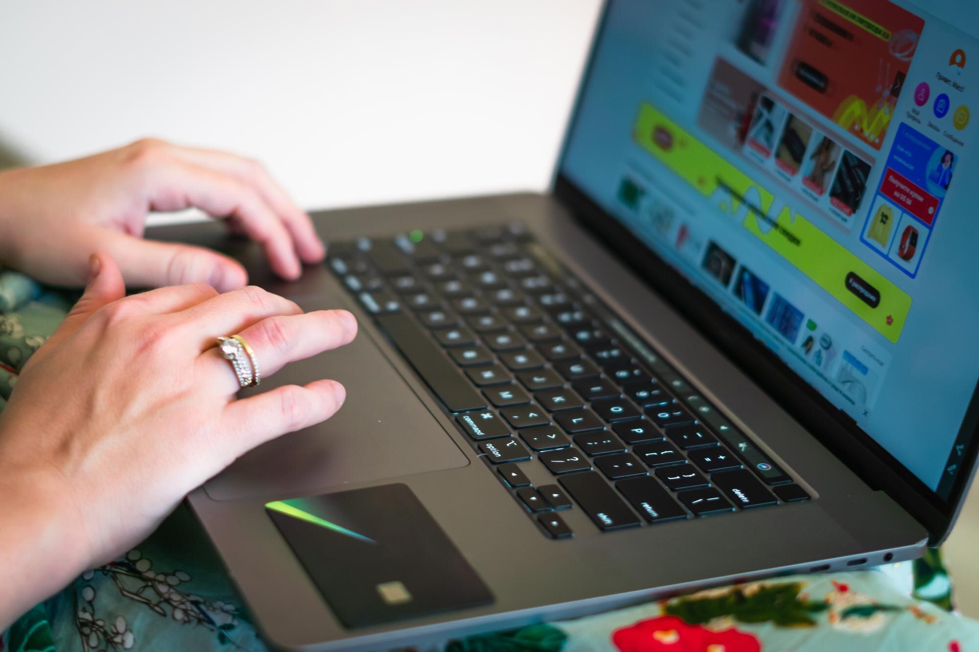 Bliska kobieta robiąca zakupy online za pomocą karty kredytowej