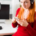 Profesjonalna piosenkarka przygotowuje się do nagrania nowej piosenki