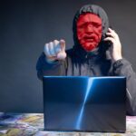 Streszczenie nowoczesny kolaż. Mężczyzna z gipsową głową Davida Hackera używa komputera