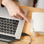 Mężczyzna konfiguruje router WiFi