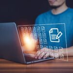 Biznesmen online komputerowa koncepcja zarządzania dokumentami baza danych dokumentacji online