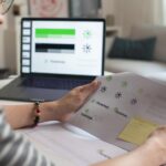 Mężczyzna azjatycki projektant graficzny pracujący w biurowym studiu projektujący logo i prezentujący proces projektowania tożsamości korporacyjnej i logo