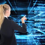 Złożony wizerunek wskazujący gdzieś blondynki bizneswoman