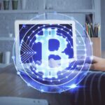 Podwójna ekspozycja kobiecych rąk piszących na komputerze i hologram motywu rynku kryptowalut rysujący koncepcję Blockchain