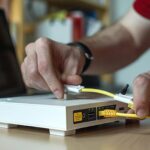Nowoczesny dwuzakresowy router bezprzewodowy Człowiek pracujący w tle Koncepcja szybkiego i bezprzewodowego internetu