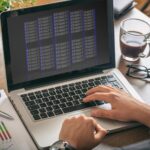 Jednostki pamięci serwera komputera na ekranie laptopa