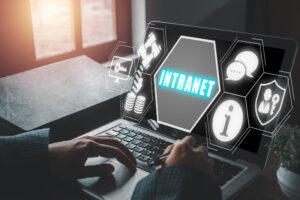 Koncepcja intranetu Kobieta biznesowa korzystająca z laptopa na biurku z ikoną intranetu na wirtualnym ekranie udostępnianie narzędzi współpracy informacyjnej i innych usług obliczeniowych