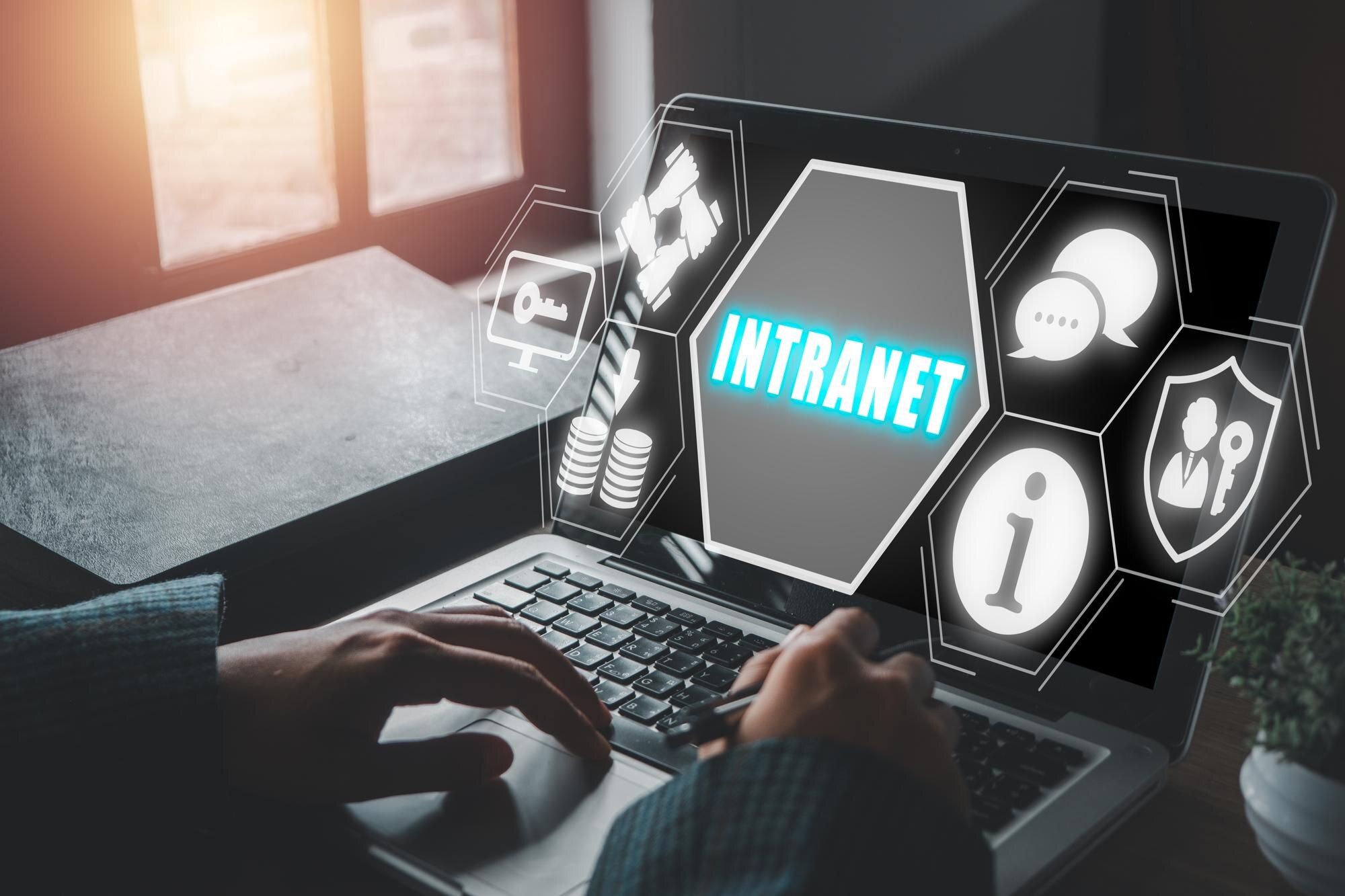 Koncepcja intranetu Kobieta biznesowa korzystająca z laptopa na biurku z ikoną intranetu na wirtualnym ekranie udostępnianie narzędzi współpracy informacyjnej i innych usług obliczeniowych