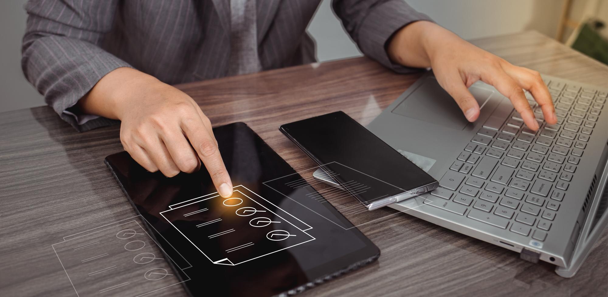 Bizneswoman korzystająca z laptopa i dotykająca kwestionariusza kontaktowego na wirtualnym ekranie z polami wyboru